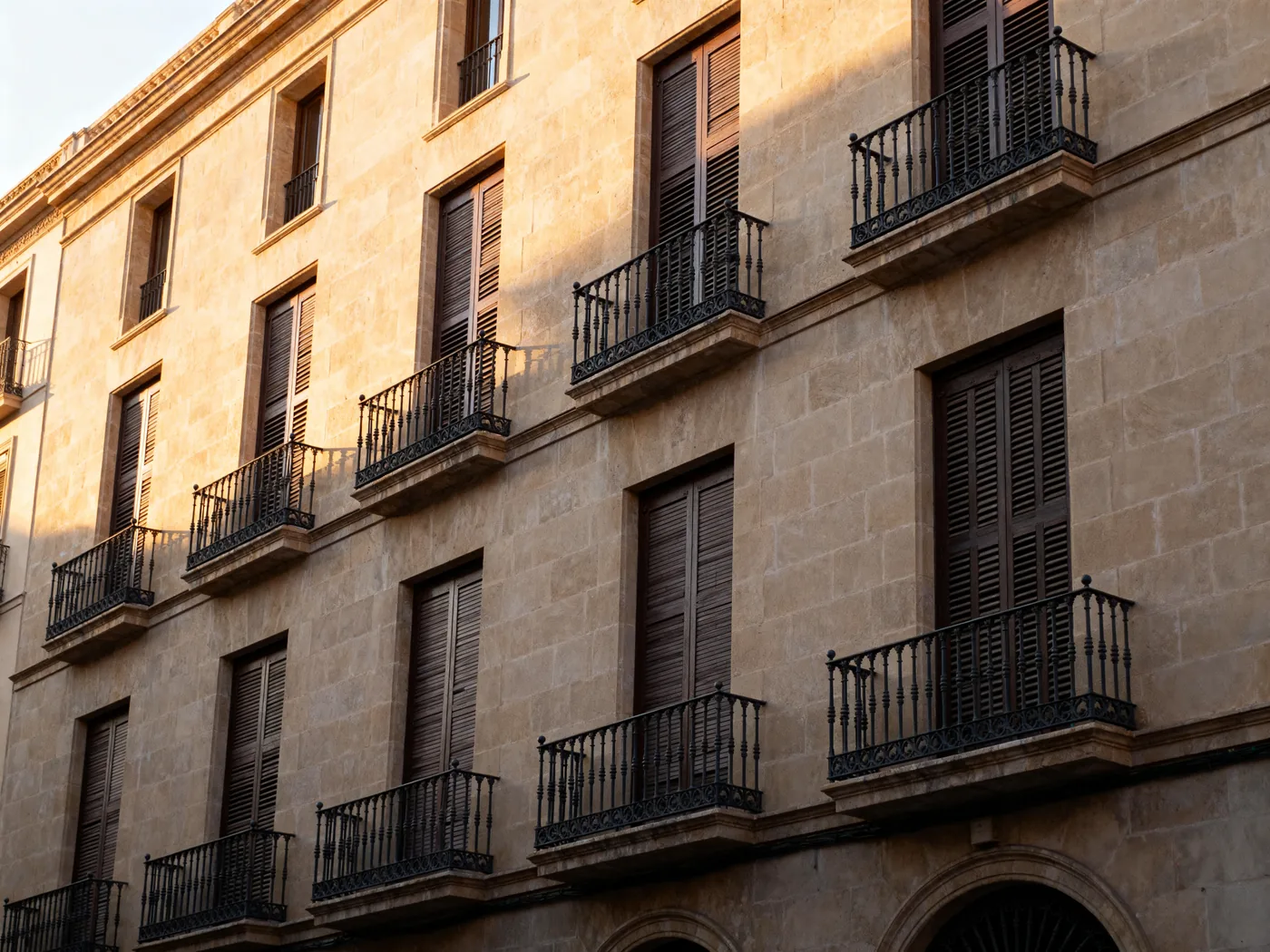 Fachada del edificio de la sede en Valencia